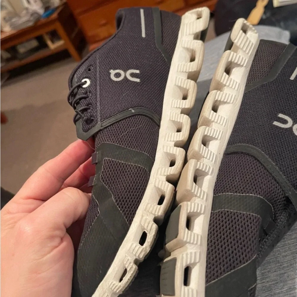 On Cloud 5 Black and White Running Shoes Size 11 Athletic Trainers Sneakers - Picture 3 of 4